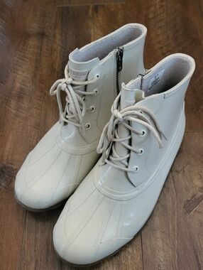 Sperry Off-White Lace-Up Rain Boots. Waterproof.  Perfect for Spring Planting